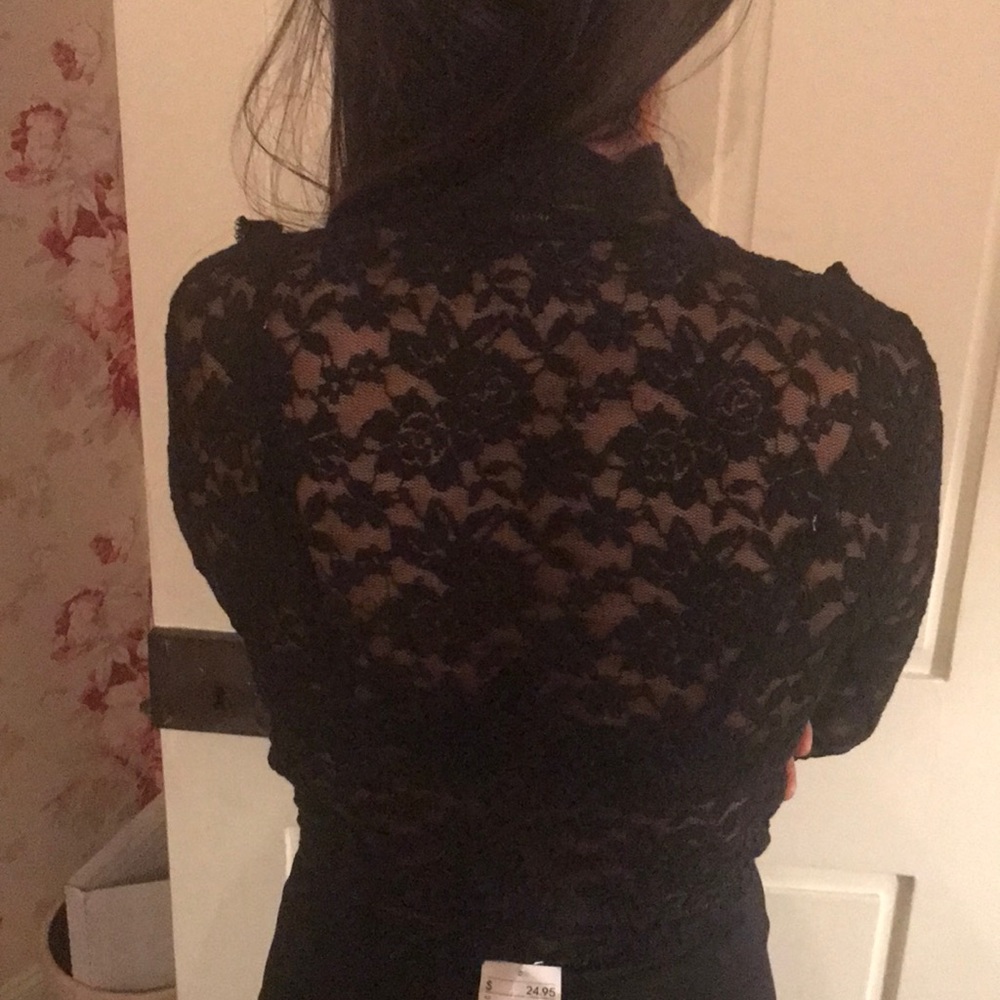 Lacy Ruffled Turtleneck - Picture 4 of 4